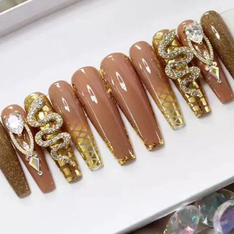Exklusive Stiletto-Kunstnägel mit Glitzer- und Schmuckakzenten Karnz
