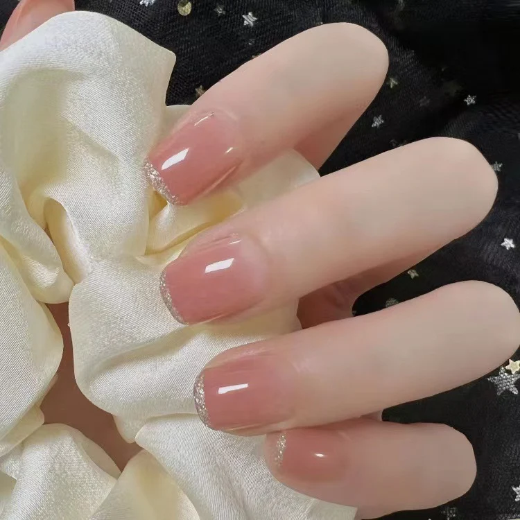 Elegante und schimmernde Nagelkunst Karnz