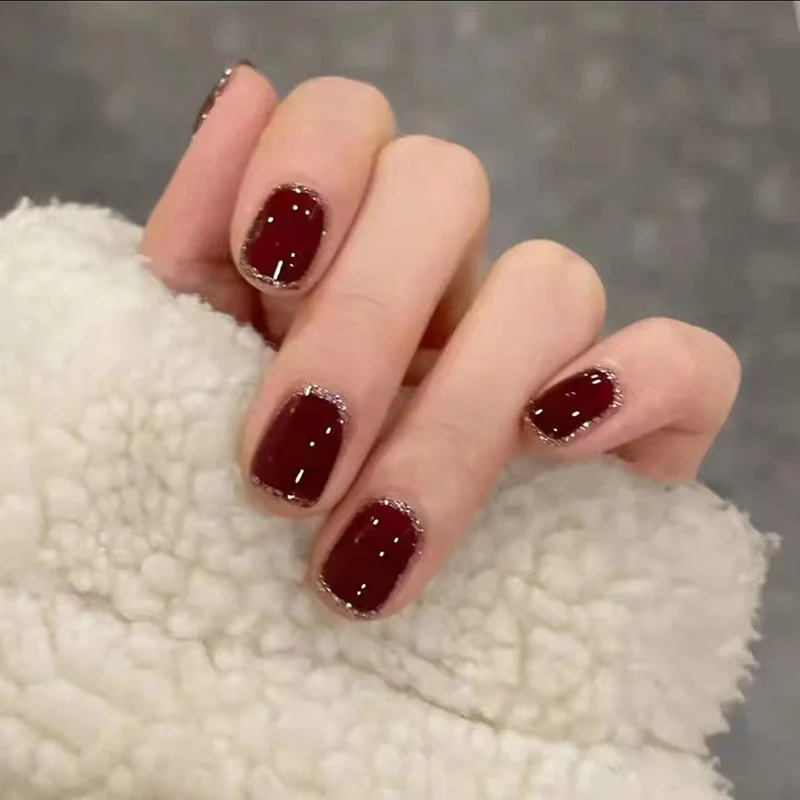Elegante und glitzernde Nagelkunst Karnz
