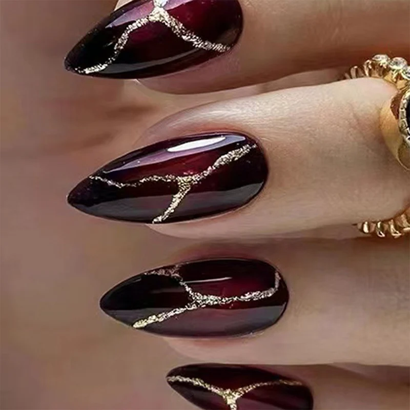 Elegante Kunstnägel mit goldenen Akzenten Karnz