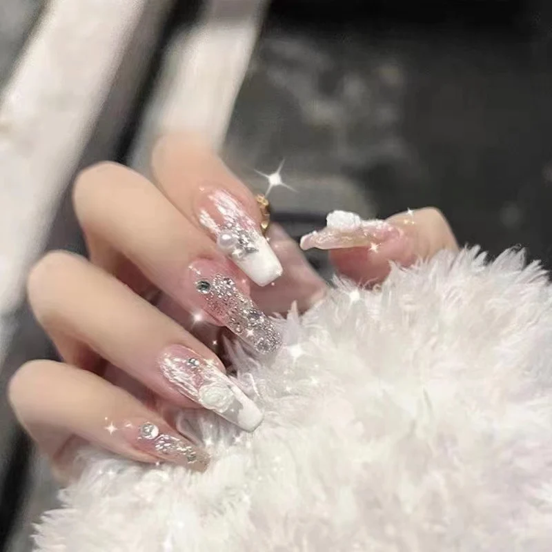 Elegante Kunstnägel mit Glitzer- und Blumendekor Karnz