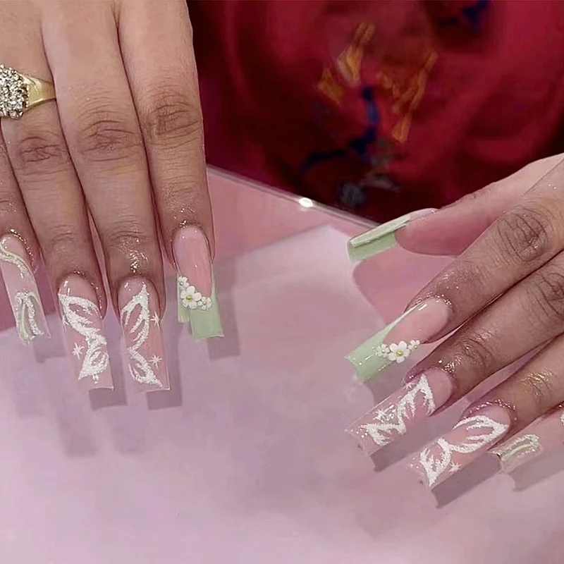 Elegante Kunstnägel mit floralen Designs Karnz