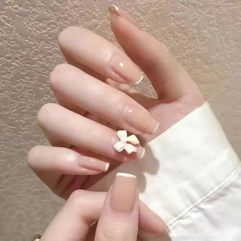 Elegante Kunstnägel mit floralen Akzenten Karnz