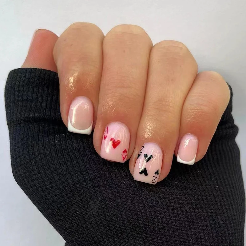 Verspielte Nagelkunst im Spielkarten-Design Karnz
