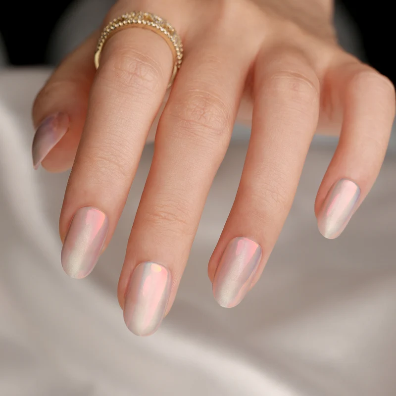 Trendige Nagelverlängerungen mit schimmerndem Farbverlauf Karnz