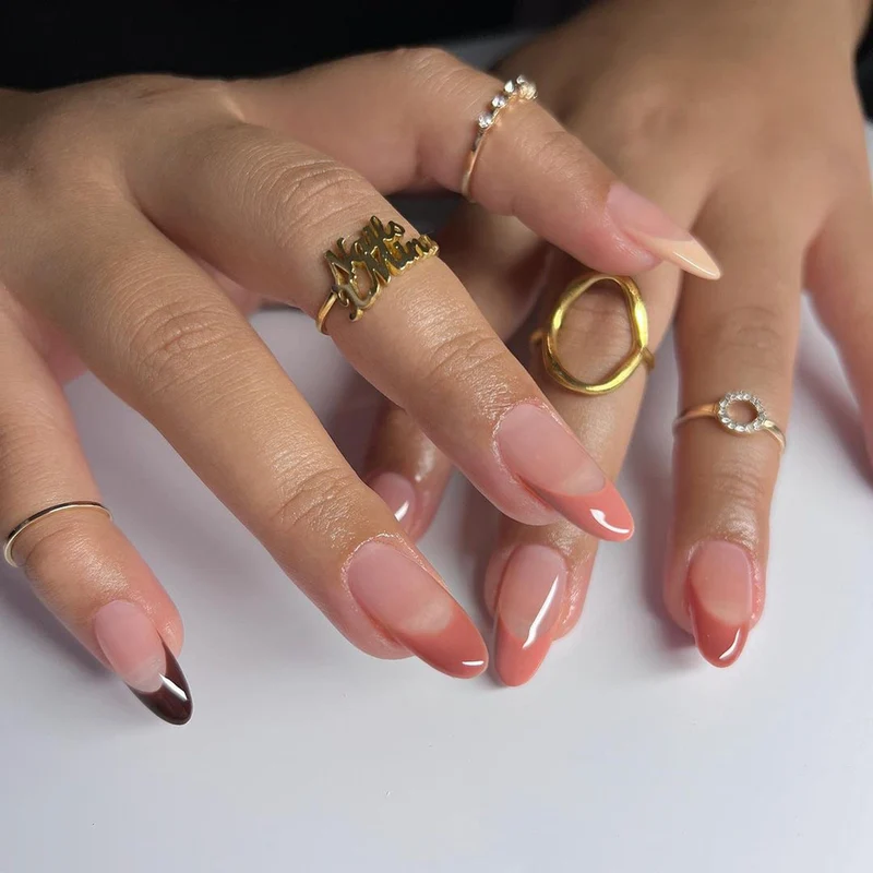 Trendige Nagelverlängerungen mit elegantem Farbverlauf Karnz