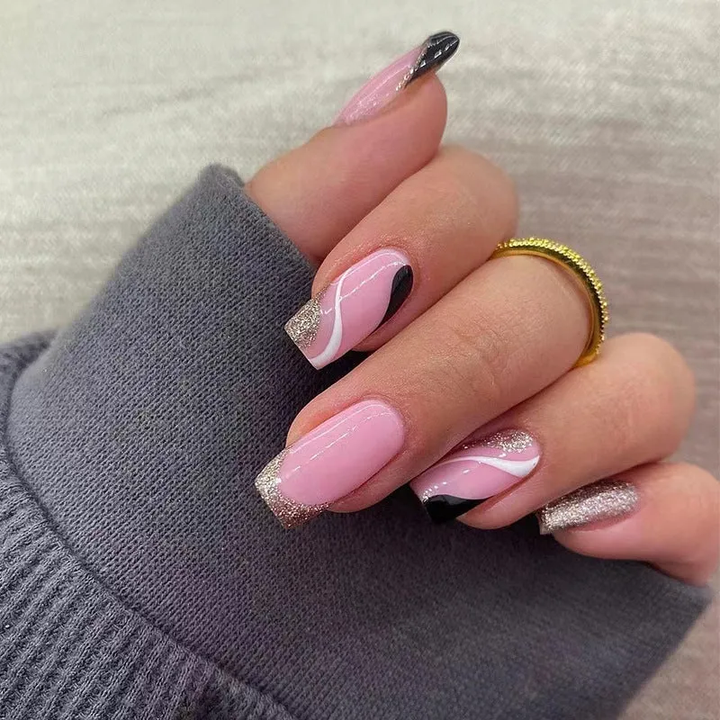 Trendige Nagelkunst mit Glitzer- und Wellenakzenten Karnz