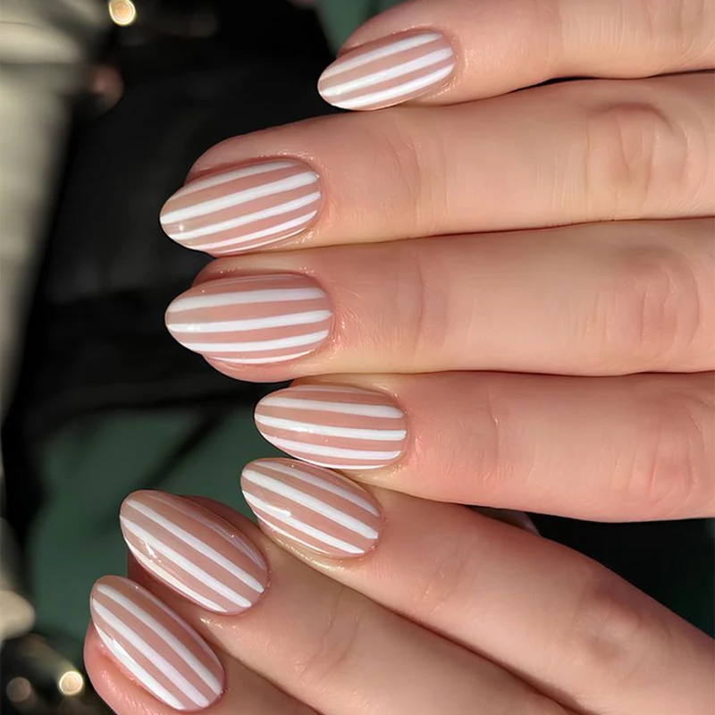 Stilvolle Nailart mit Eleganten Streifenmustern Karnz