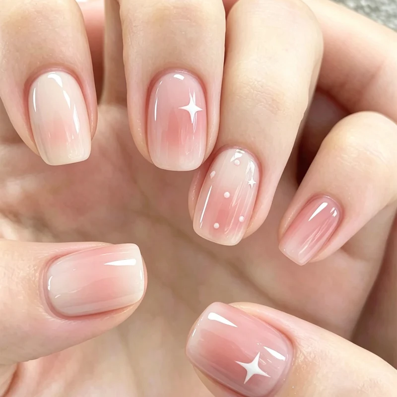 Nagelkunst mit Ombre-Effekt und Glitzerakzenten Karnz