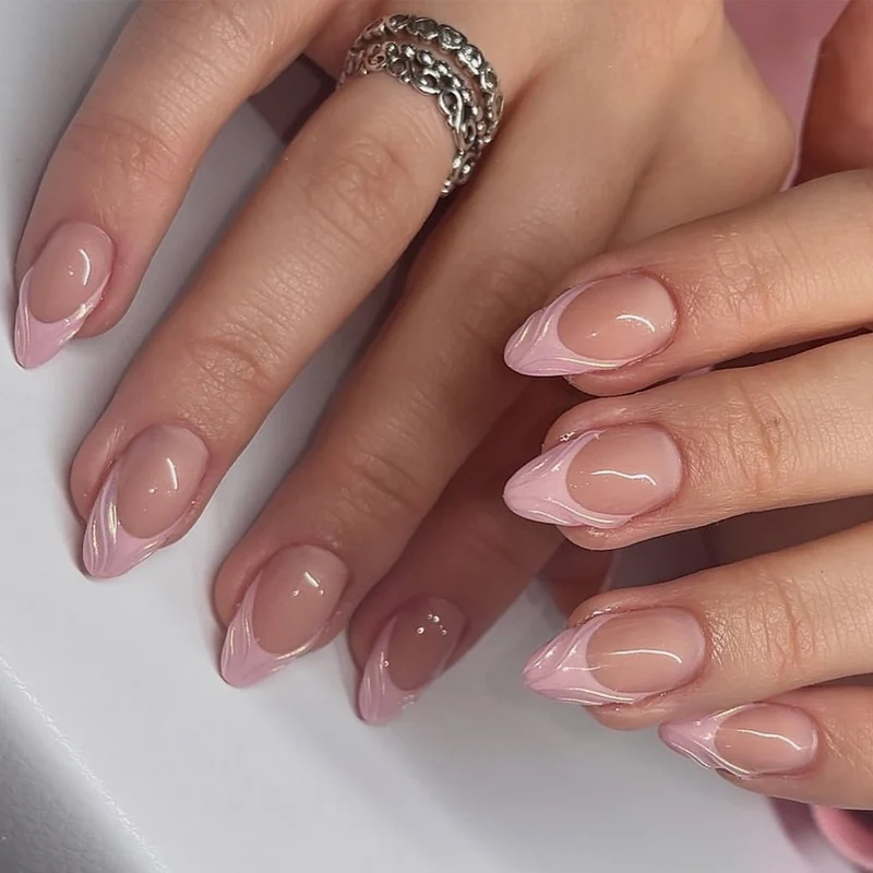 Nagelkunst im eleganten French-Tip Design Karnz