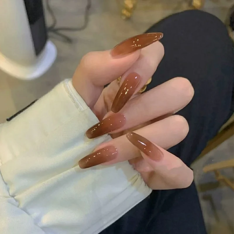 Luxuriöse Kunstnägel im modernen Stiletto-Design Karnz