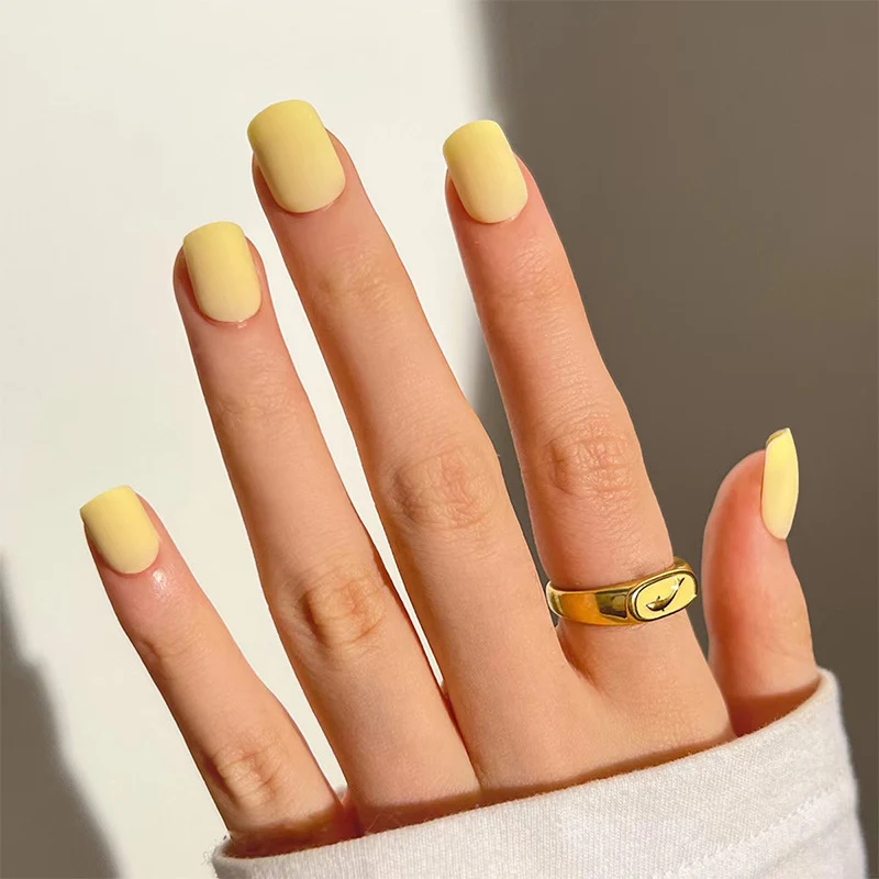 Kunstvoller Nagelschmuck Karnz