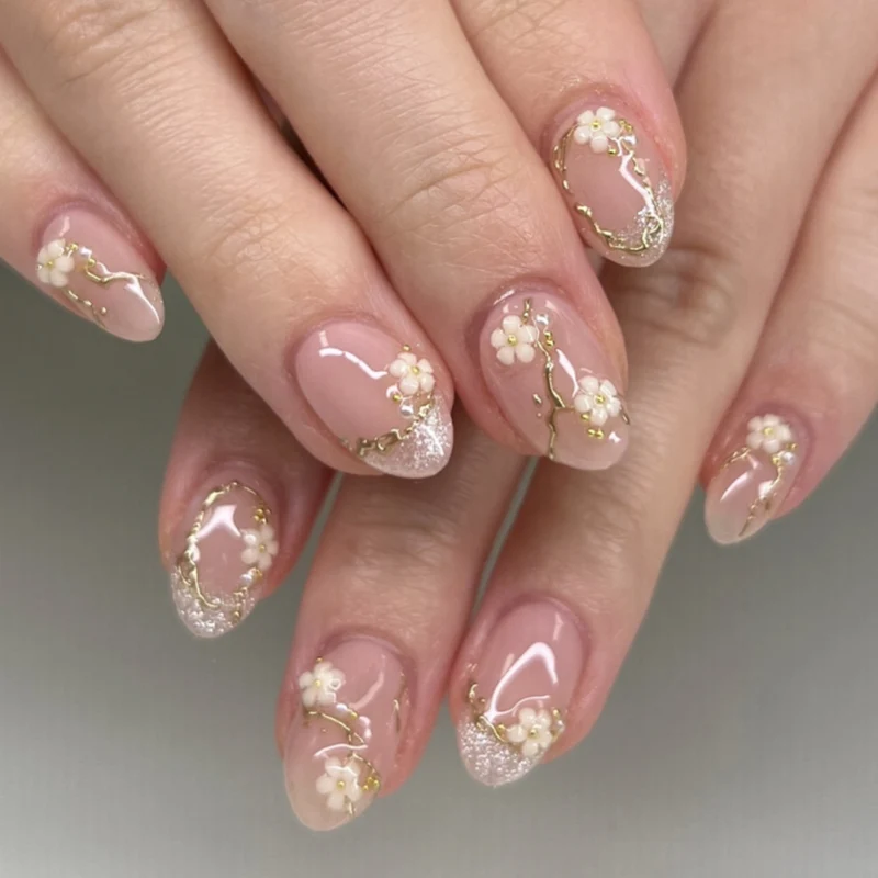 Kunstvolle und elegante Nagelkunst mit floralen Elementen Karnz