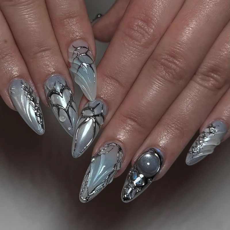 Kunstvolle Stiletto-Nägel mit verspielten Metallic-Details Karnz