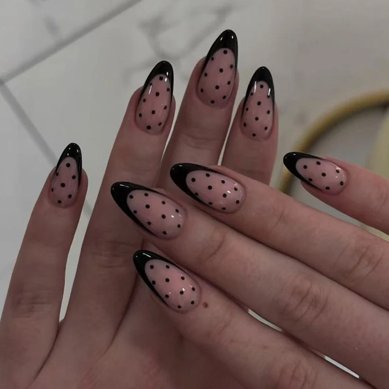 Kunstvolle Stiletto-Nägel mit Schwarz-Punkt-Muster Karnz