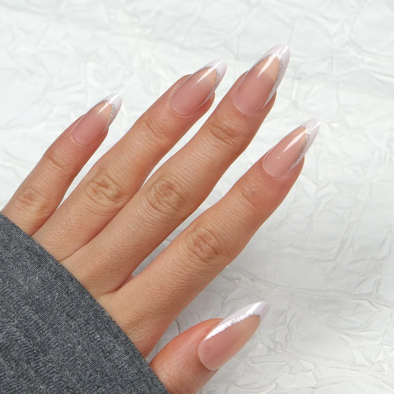 Elegante Stiletto-Klebe-Nägel mit silbernen Glitzerakzenten Karnz