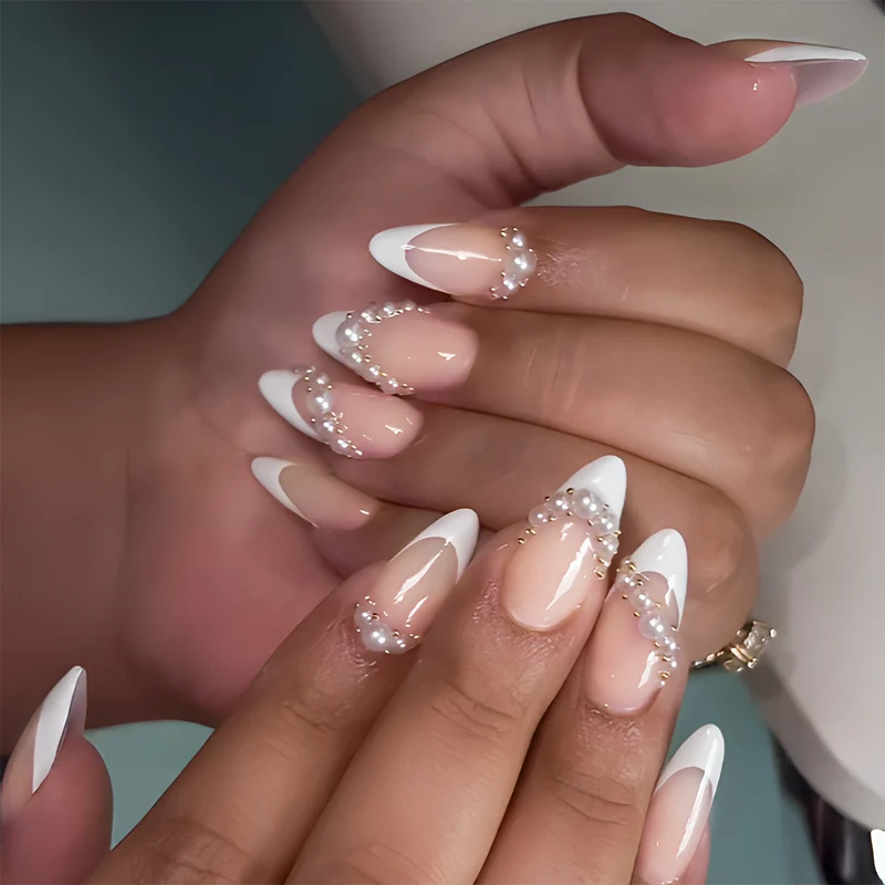 Elegante Stiletto Press-On Nägel mit Perlen- und Strassakzenten Karnz