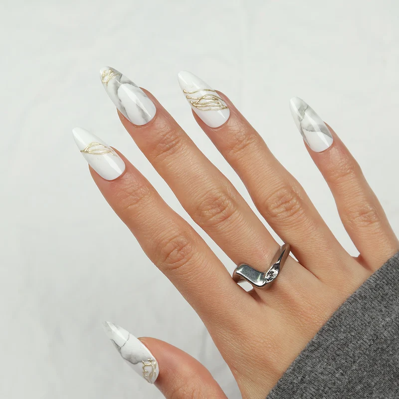 Elegante Stiletto Press-On Nägel mit Marmor- und Goldakzenten Karnz