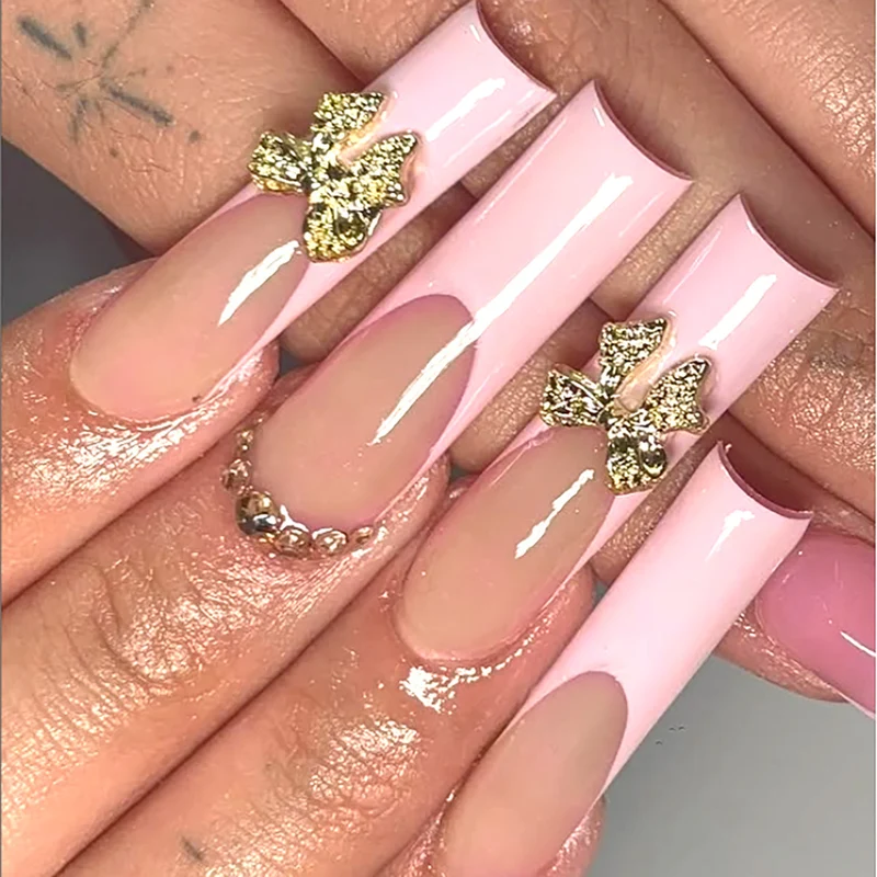 Elegante Stiletto Press-On Nägel mit goldenen Blumendetails Karnz