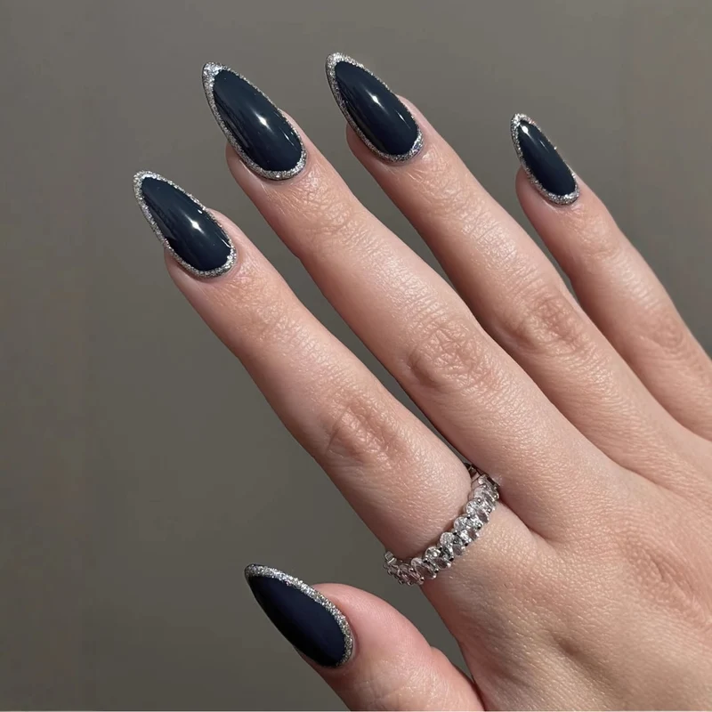 Elegante Stiletto Press-On Nägel mit Glitter-Akzent Karnz