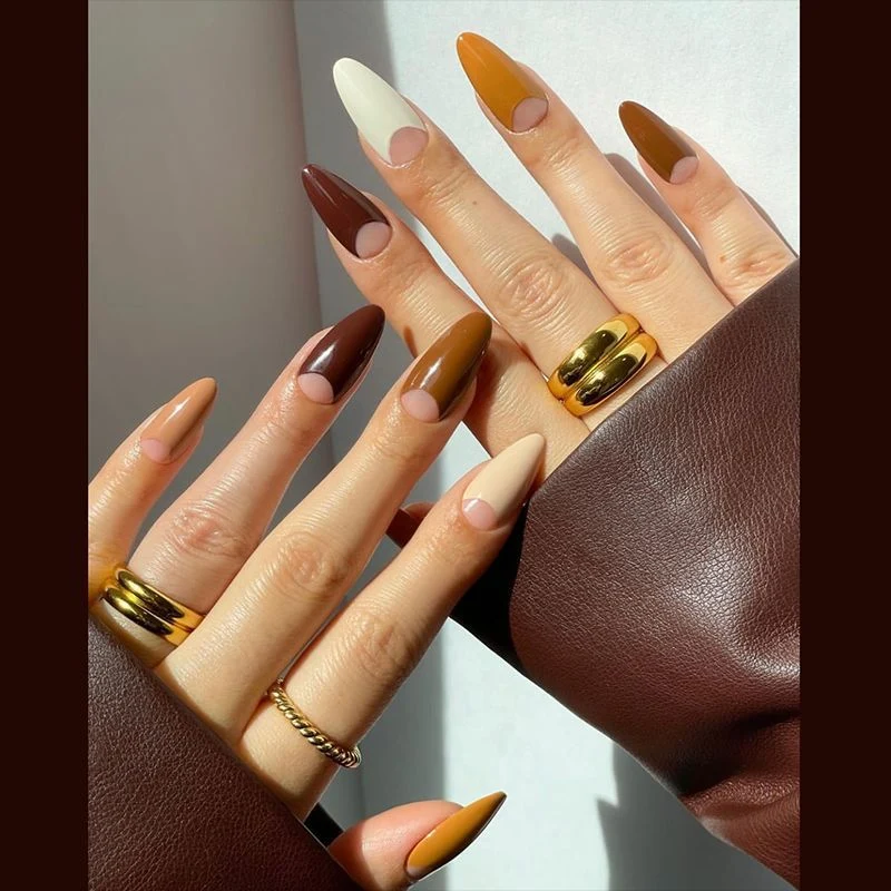 Elegantes Stiletto Press-On Nagelset mit einzigartigen französischen Tipps Karnz