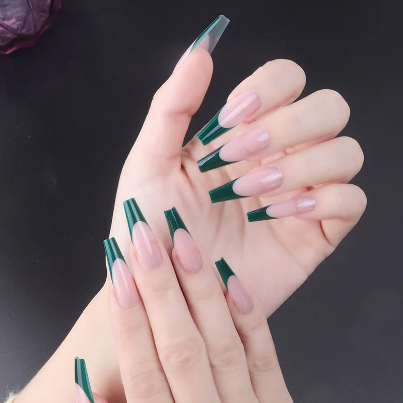 Elegantes Stiletto-Press-On-Nagelset mit zweifarbigen Design Karnz