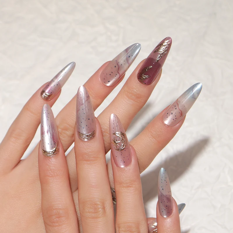 Elegante Stiletto Press-On Nagelset mit metallischen Akzenten Karnz