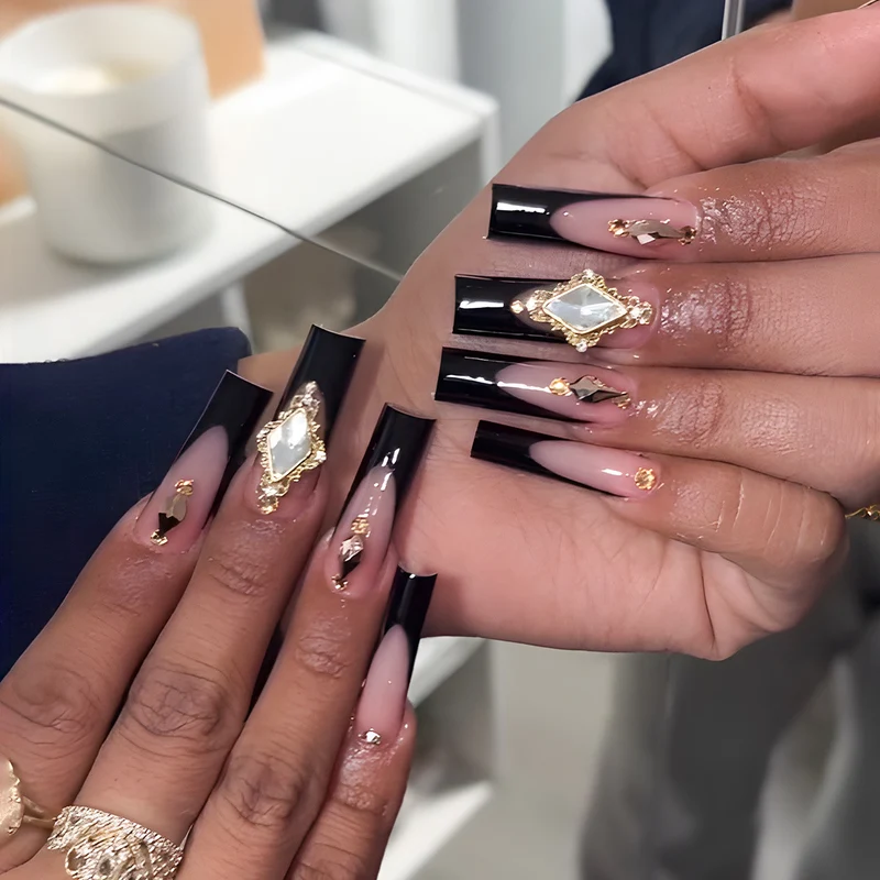 Elegante Stiletto Druck-Nagelverlängerungen mit dekorativen Juwelen Karnz