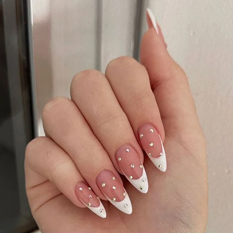 Elegante Stiletto-Nagelverlängerungen mit Strassakzenten Karnz