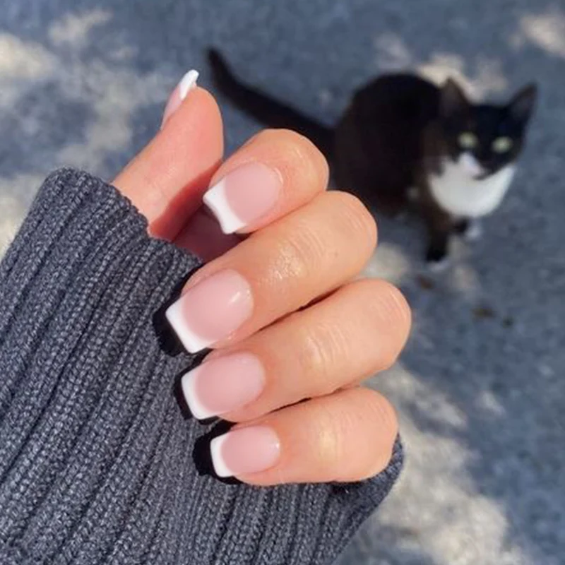 Elegantes French Tip Press-On-Nagelset Karnz