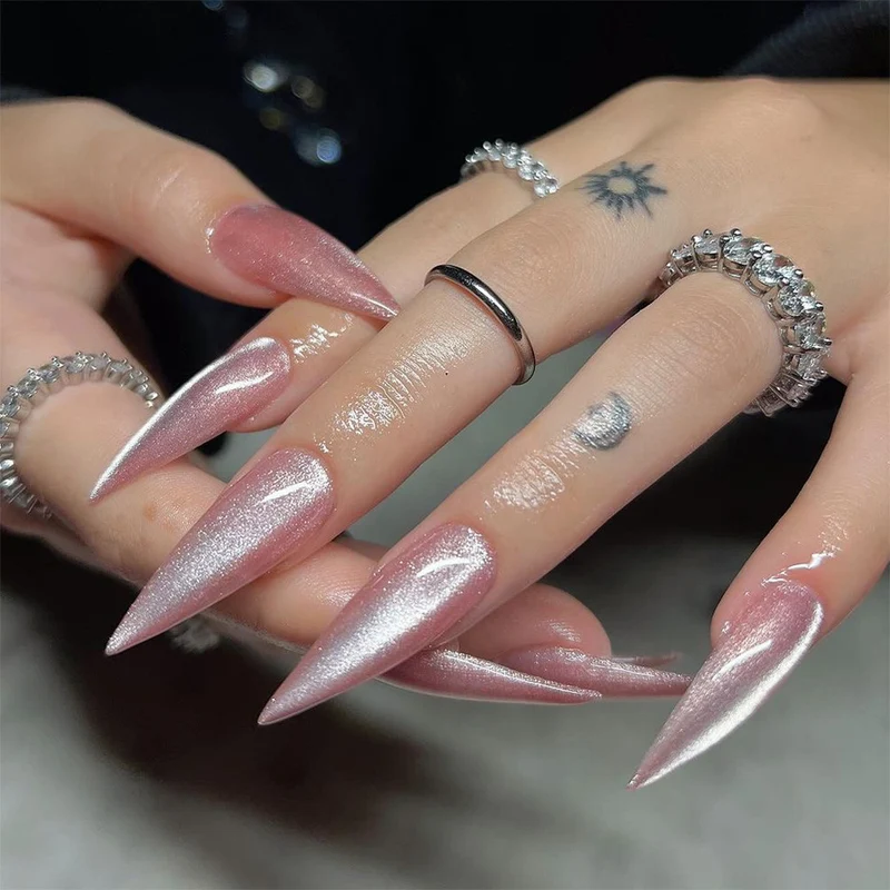 Kunstvolle Stiletto-Nägel mit schimmerndem Glitzer Karnz