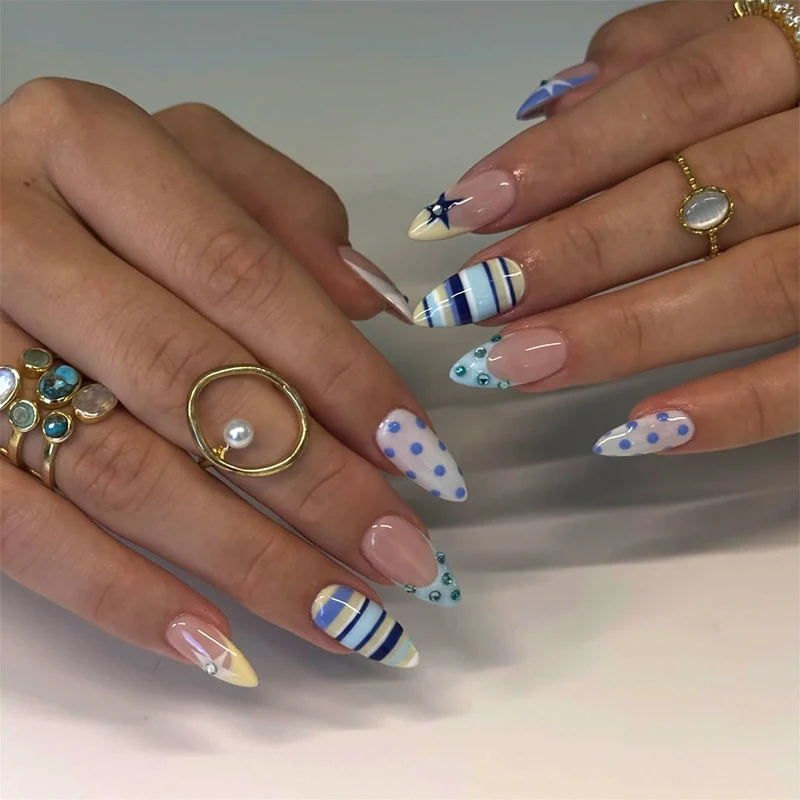 Kunstvolle Stiletto-Nägel mit maritime Designs Karnz