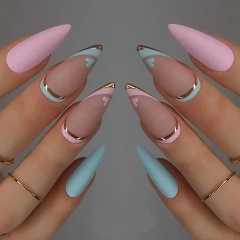 Kunstvolle Stiletto-Nägel mit Goldakzenten und Herz-Design Karnz