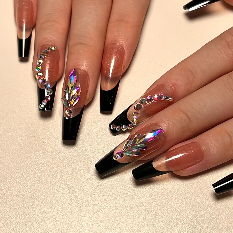 Kunstvolle Stiletto-Nägel mit Glitzerverzierungen Karnz