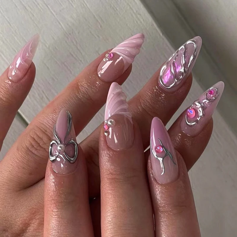 Kunstvolle Stiletto-Nägel mit Glitzer- und Perlverzierungen Karnz
