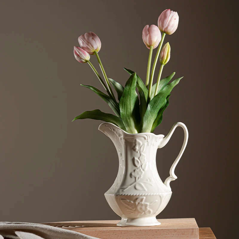 Eleganter floraler geprägter Keramikkrug