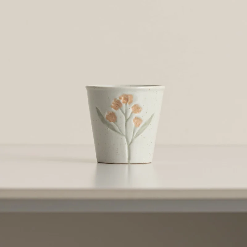 Dekorative blumenmotivierte Keramikpflanze