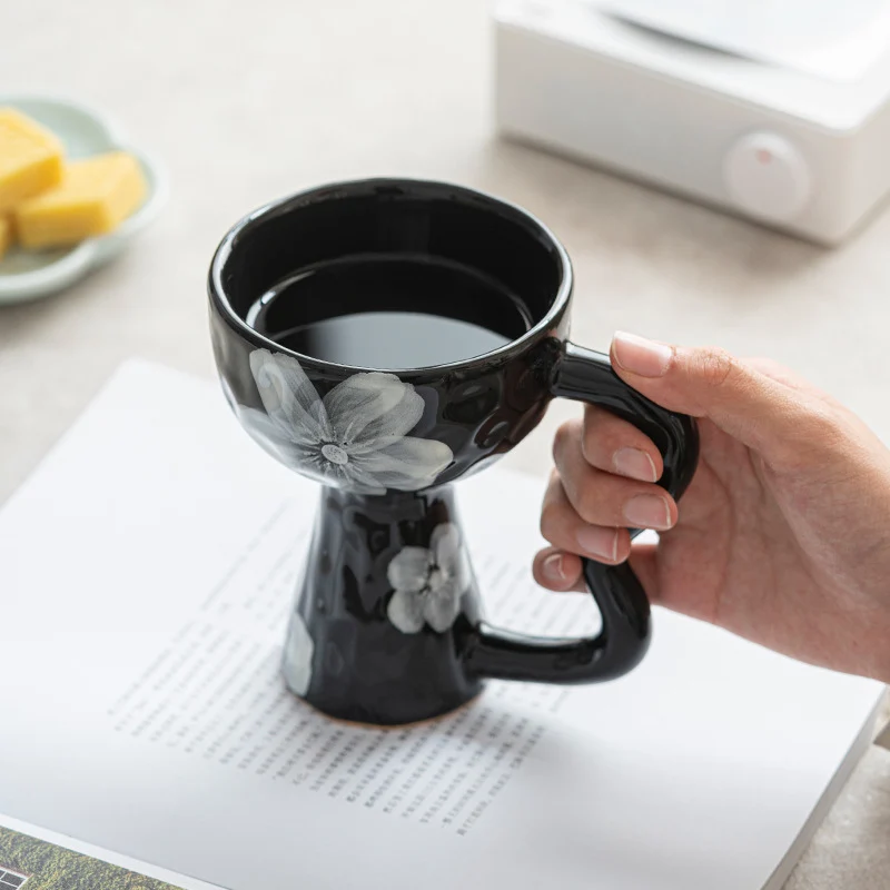 Künstlerische blumenförmige Keramikkaffeetasse
