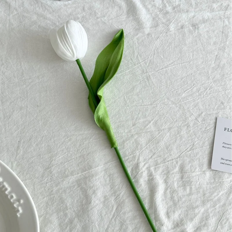 Realistische Kunst-Tulpenblumenstilkel