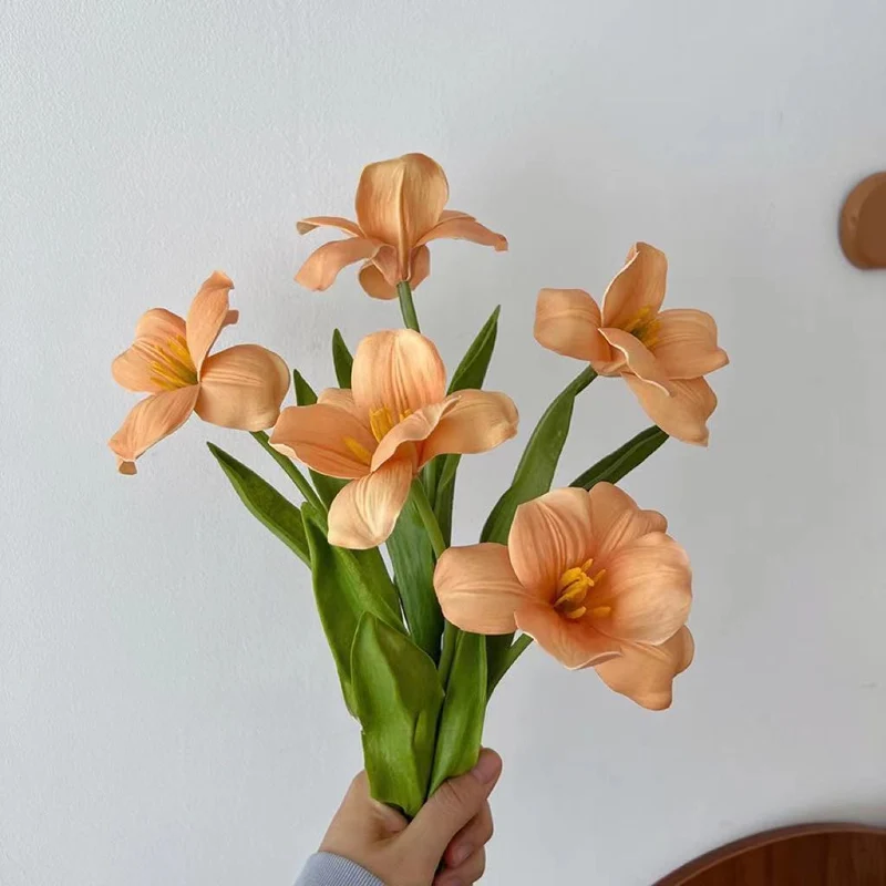 Lebensechter dekorativer künstlicher Blumenstrauß