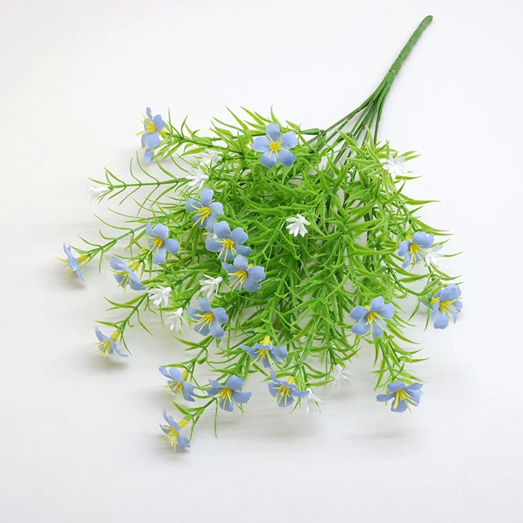 Lebensechter künstlicher Blumenstrauß
