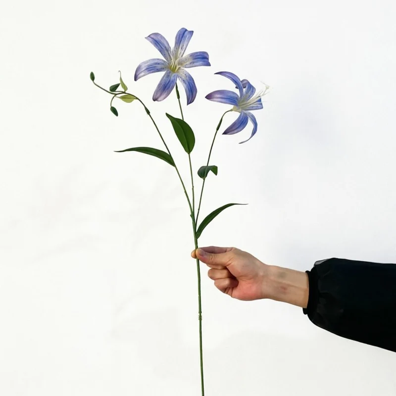 Elegante künstliche Lilienstängel