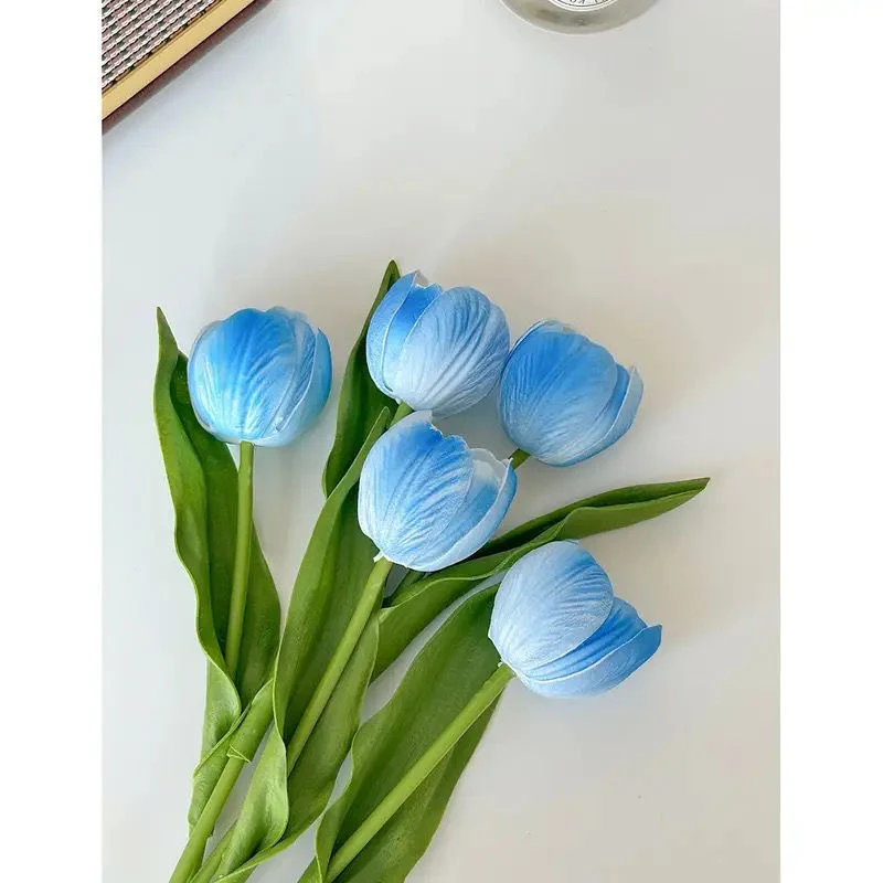 Dekorativer realistischer Tulpenstrauß