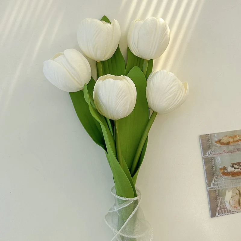Dekorativer Kunsttulpenstrauß