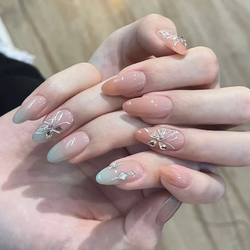 Dekorative Stiletto Press-On Nägel mit künstlerischen Schmetterlingsakzenten Karnz