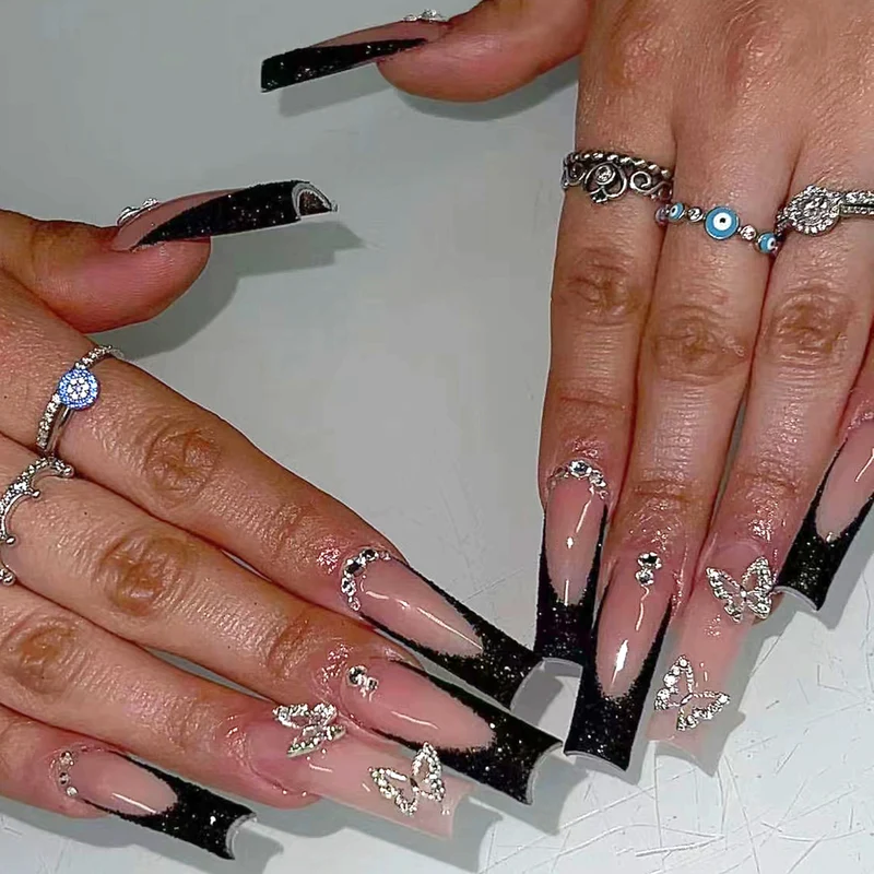 Dekorative Stiletto-Nagelverlängerungen mit Strass-Akzenten Karnz