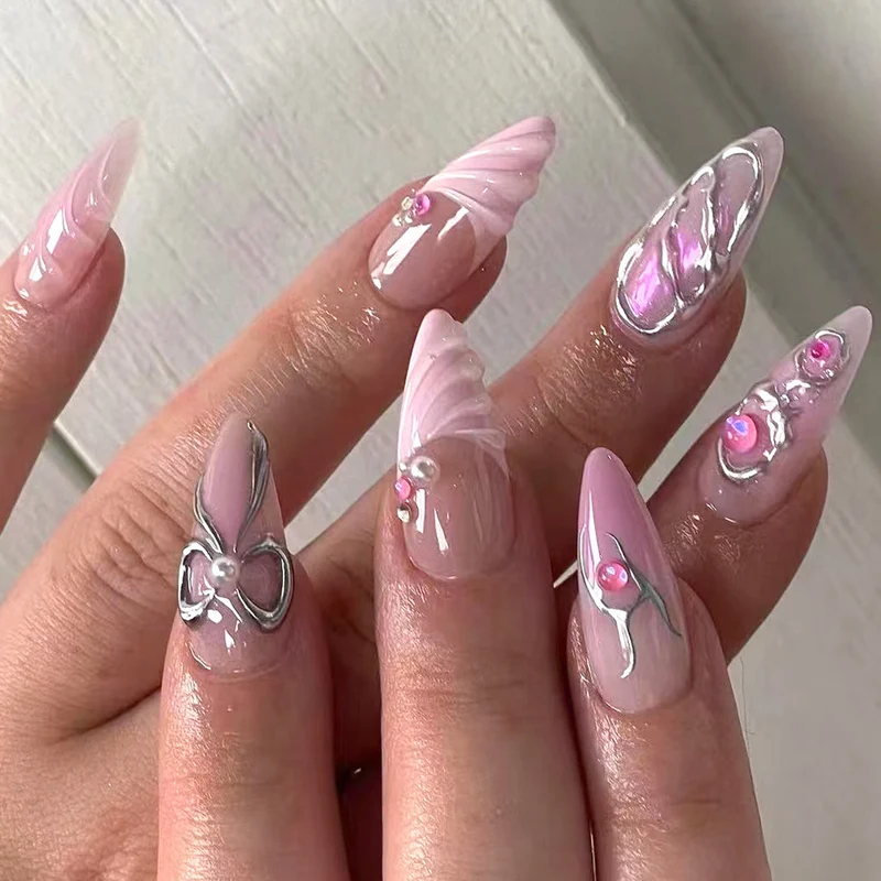 Dekoratives Stiletto-Nagelkunst-Set mit Schleifen- und Schmuckakzenten Karnz