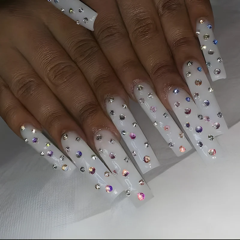 Dekorative Strass Press-On Nägel Karnz