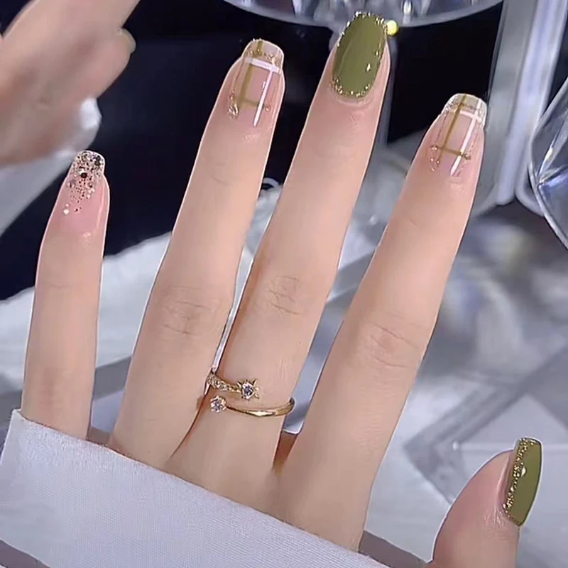 Dekorative Strass-Nagelkunst Karnz
