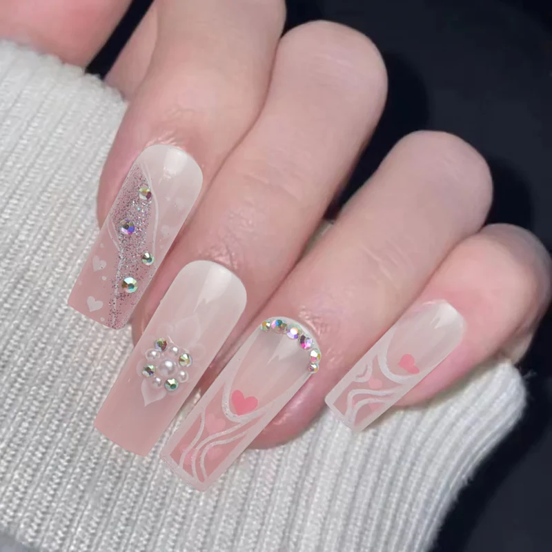 Dekoratives Press-On-Nagelset mit Herz- und Edelsteinakzenten Karnz